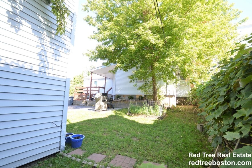 Building Photo - 10 Shepard St