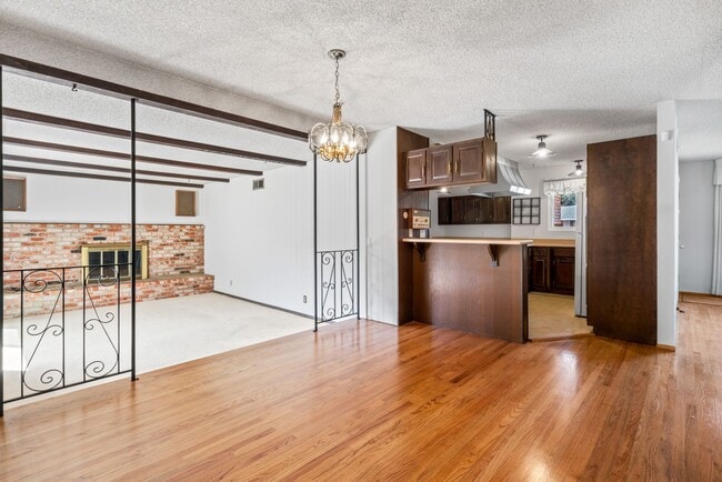 Building Photo - Charming and Immaculate Home for Rent in S...