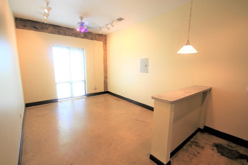 Building Photo - 710 S Medina St