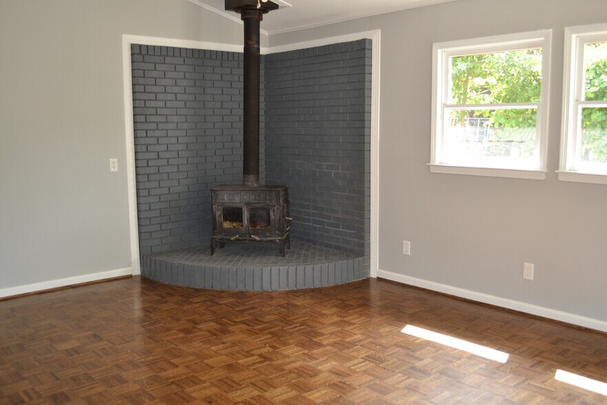 Building Photo - 1375 Nelms Dr