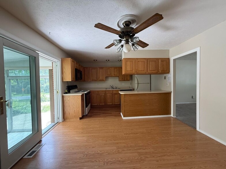 Building Photo - 9358 Bluegate Dr