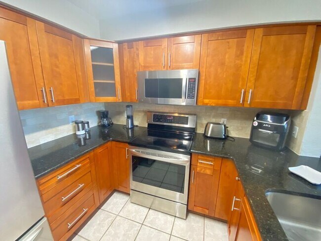 Building Photo - 13827 Fairway Island Dr