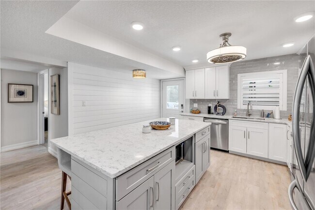 Building Photo - 2100 N Peninsula Ave