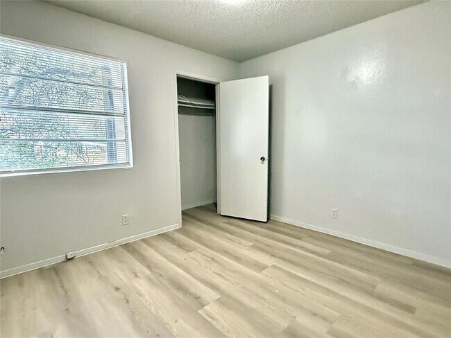 Building Photo - 302 Hedgewood Dr