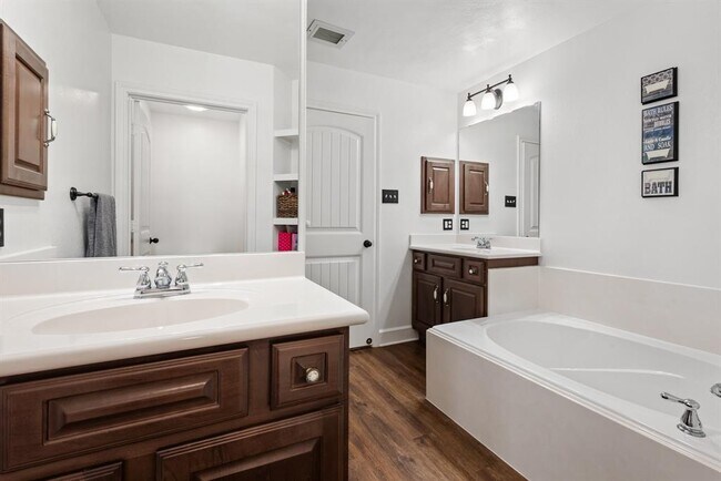 Building Photo - 1806 Lakeshore Cir
