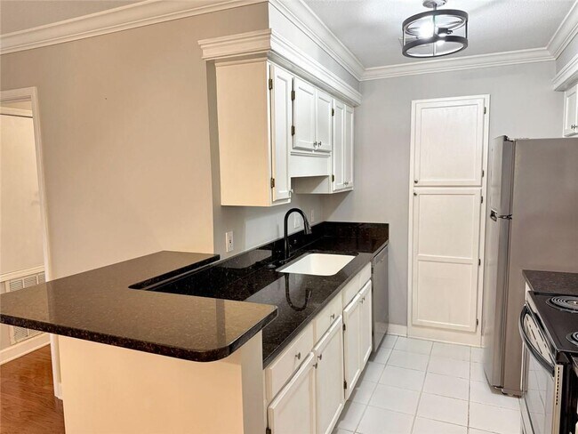 Building Photo - 1308 Pine Heights Dr NE