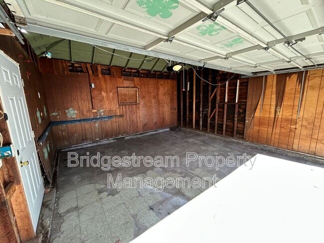 Building Photo - 101 E Bruce Ave