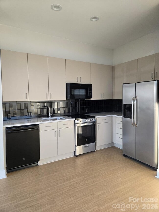 Building Photo - 514 W 10th St