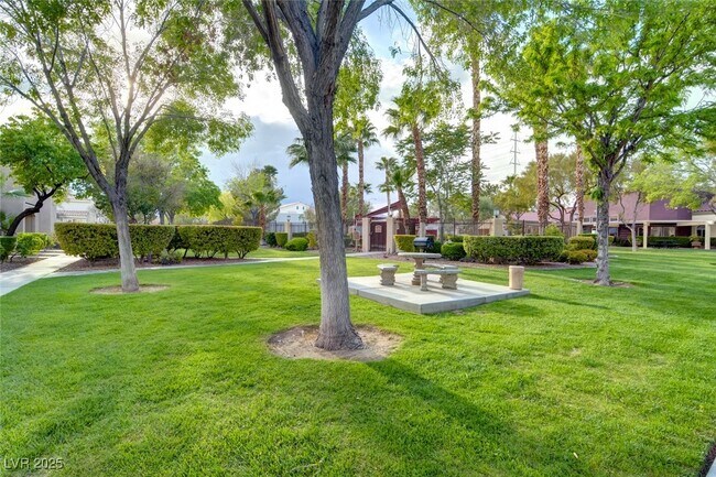 Building Photo - 7885 W Flamingo Rd