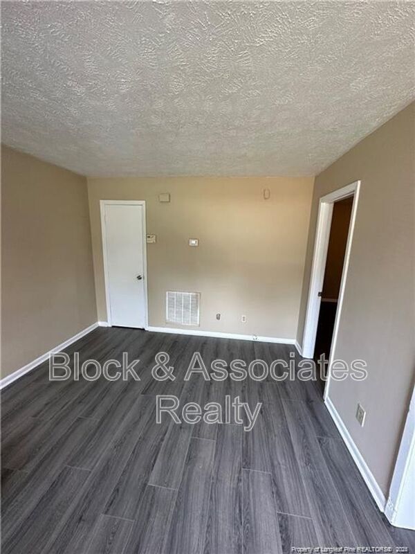 Building Photo - 4959 Fieldcrest Dr
