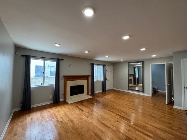 Building Photo - Beautiful 3bd 2.5 bath townhome