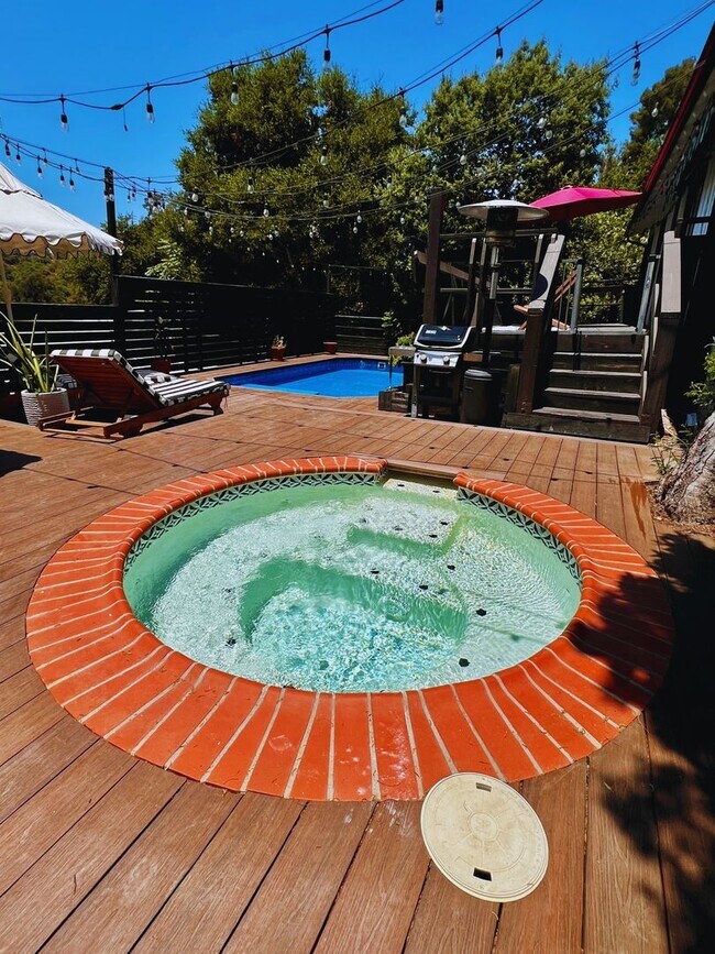 Building Photo - 2828 Laurel Canyon Pl