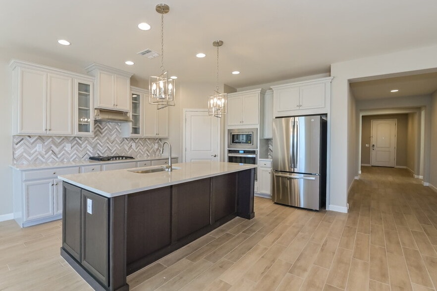 Building Photo - 13854 E Red Oaks Dr