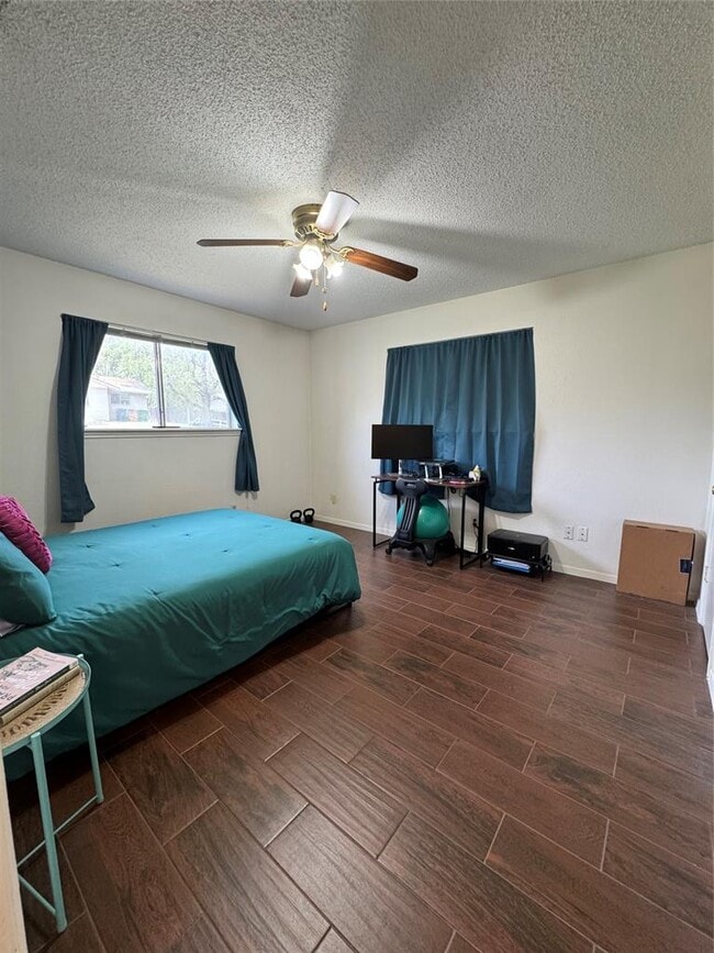 Building Photo - 2900 Lovell Dr