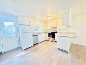 Building Photo - Very Cute Nampa 2 bd, 1b Home with private...