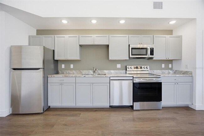 Building Photo - 100 N Dewey St