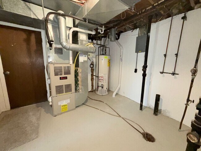 Building Photo - Spacious 5BR / 2BA in Manchester For Rent