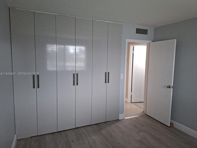 Building Photo - 301 Golden Isles Dr