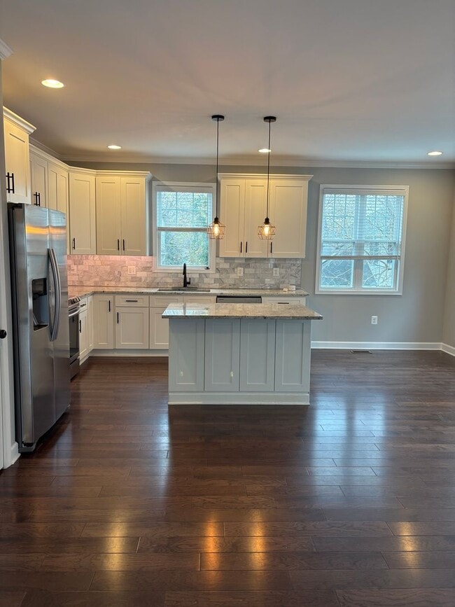 Building Photo - Beautiful Home Conveniently Located in Alexandria w/ Lower Level Suite