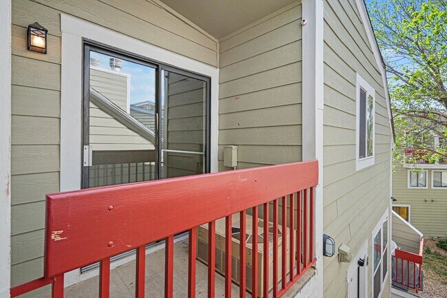 Building Photo - Charming Top-Floor Studio in Aurora with Private Patio & In-Unit Laundry