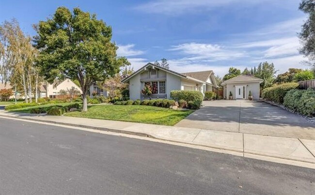 Building Photo - Livermore South Very Private 4 bedroom/3 b...