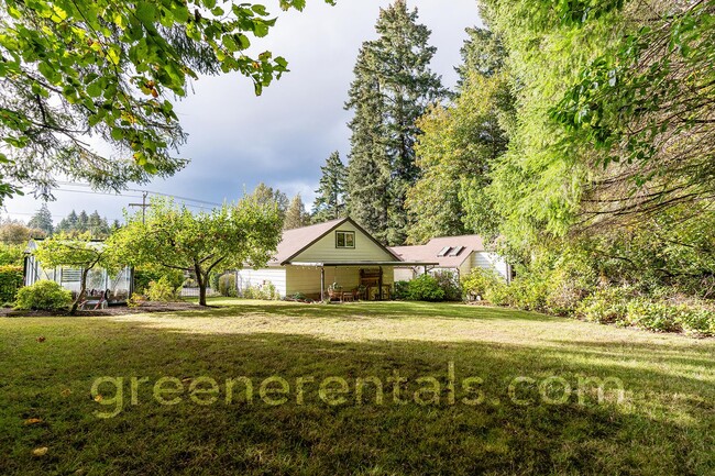 Building Photo - Charming 2BR 2BA Home Off Cooper Point Rd