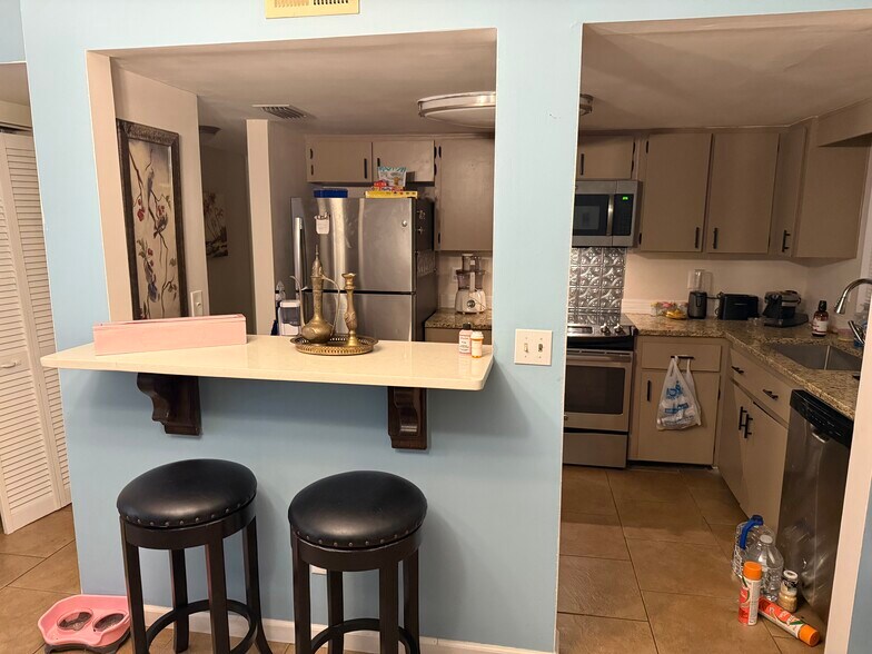 Building Photo - 216 Glenview Blvd