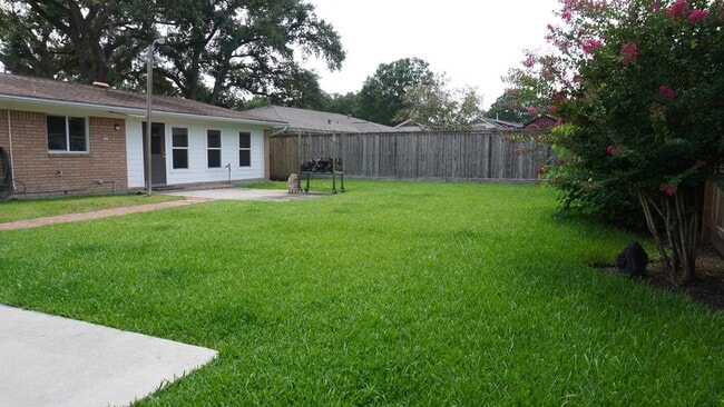 Building Photo - 902 Hidden Valley Dr