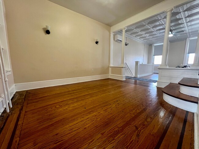 Building Photo - Gorgeous 2-Bedroom Apartment on Main Street! Available NOW!