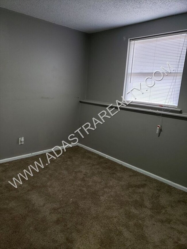 Building Photo - Very Nice 3 Bedroom/1 Bath Duplex in Olath...
