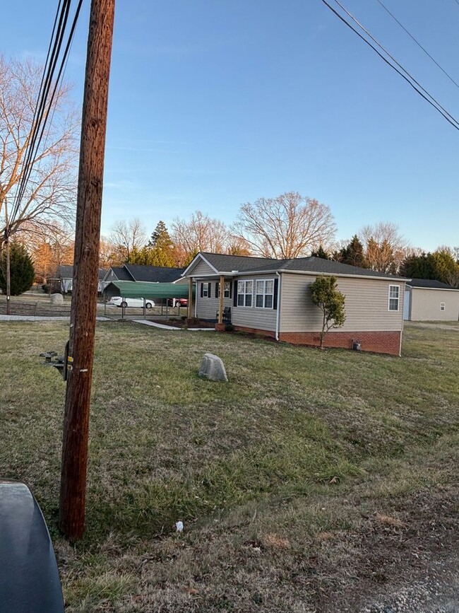 Building Photo - 3 Bedroom East Rowan Home