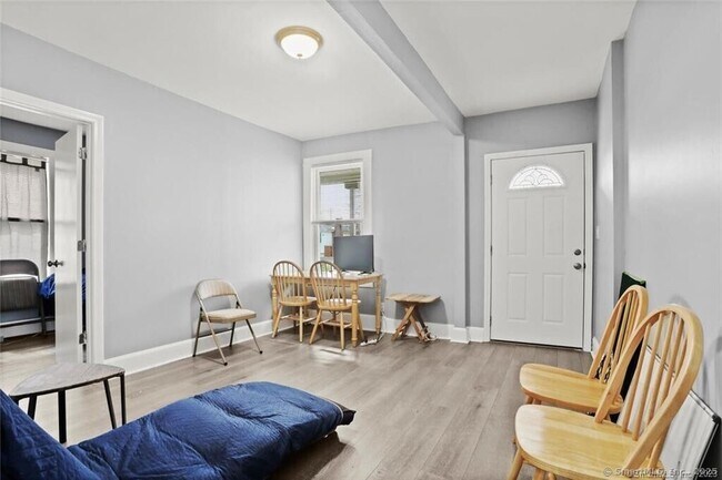 Building Photo - 116 Medford St