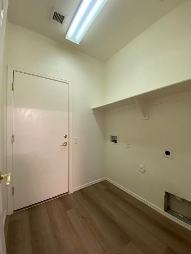Building Photo - 517 S 115th Dr