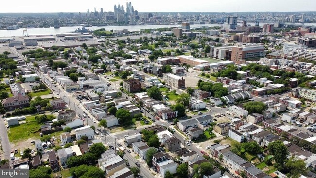 Building Photo - 565 Line St