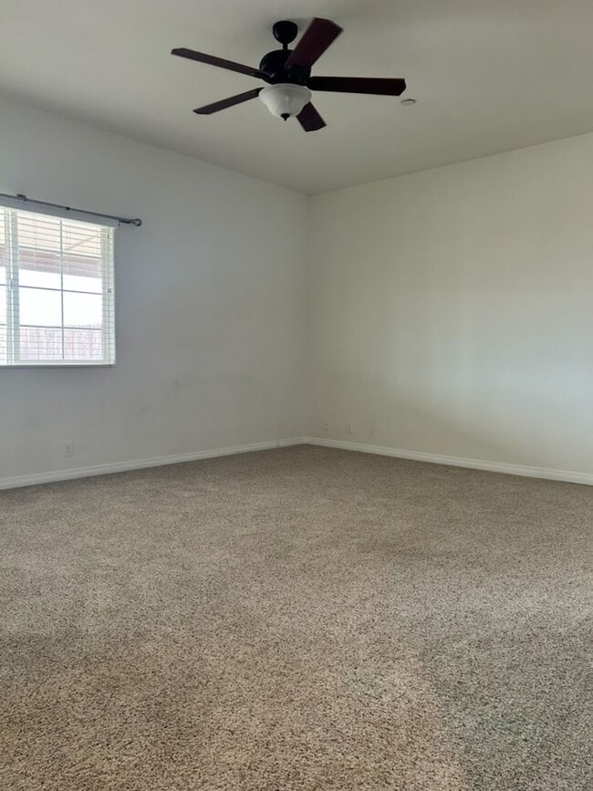 Building Photo - Please Contact Vaughn Realty to set up an ...