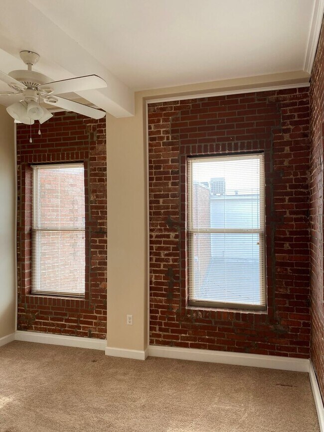Building Photo - 313 W B St
