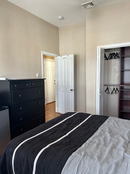 Building Photo - 49 Mozart St