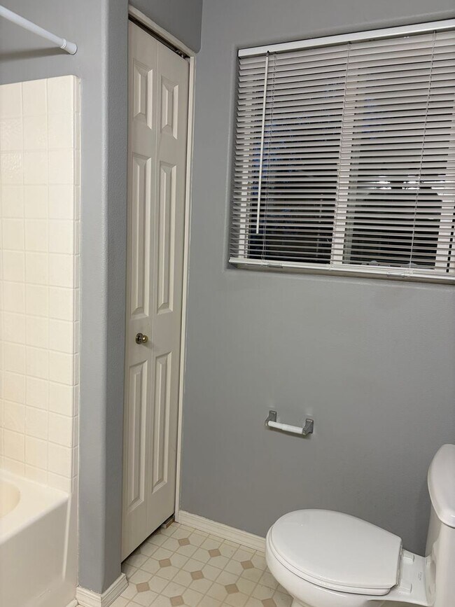 Building Photo - Beautiful Murrayhill Townhome with Dual Primary Suites & Private Backyard!
