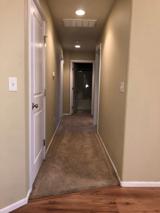 Building Photo - 3 Bed, 2 Bath Dallas Home!