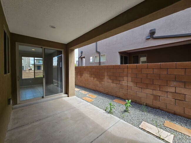 Building Photo - Modern Santa Fe Townhome
