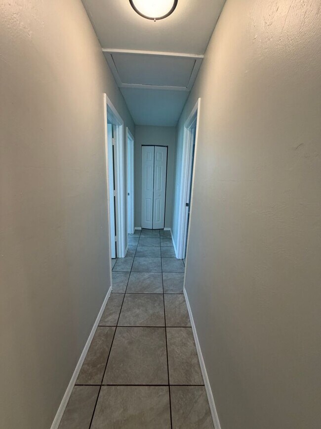 Building Photo - 2018 NE 10th Pl
