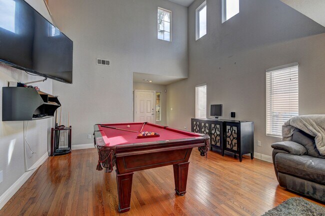 Building Photo - Beautiful remodeled home with pool!