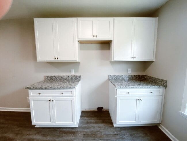 Building Photo - 1065 Farm Pond Ln