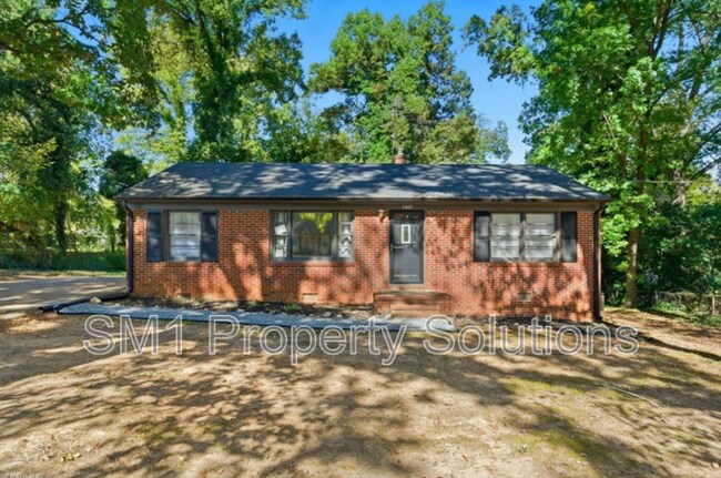 Building Photo - 1907 Apex Pl