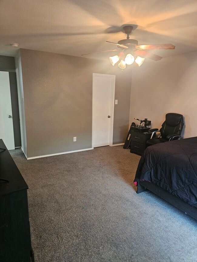 Building Photo - 3 BR/2.5BA | Updated Single Family Home | 2-Car Garage Parking | In Grand Prairie!