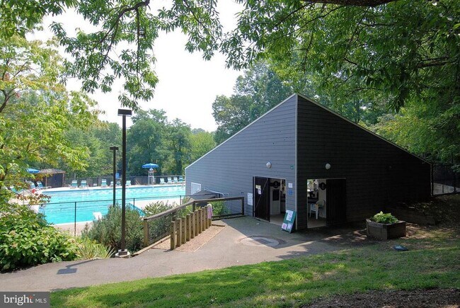 Building Photo - 2224 Springwood Dr
