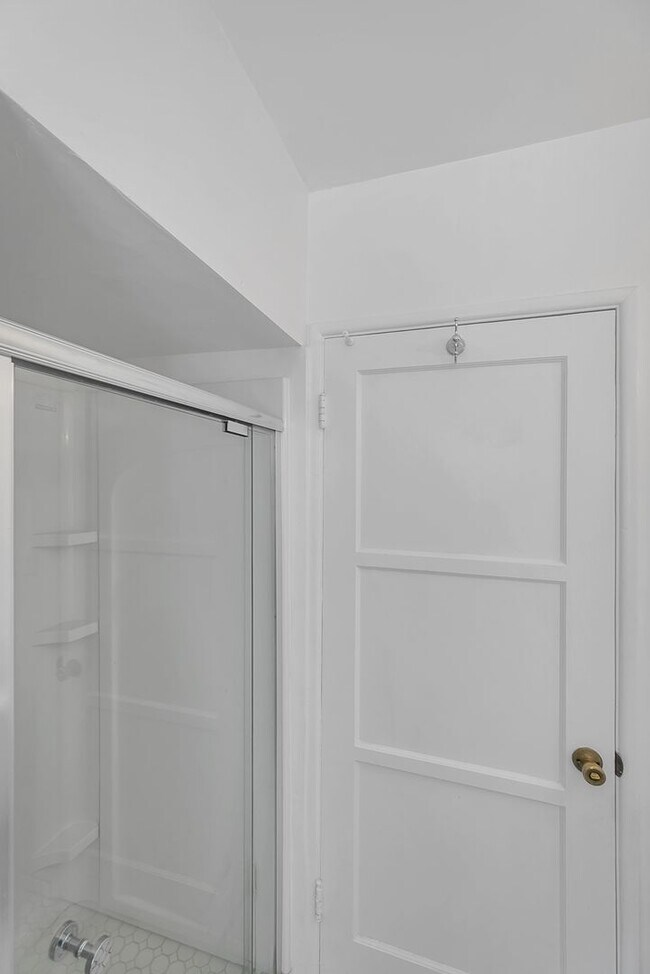 Building Photo - Great 3 Bedroom Home with Large Lot and NO...
