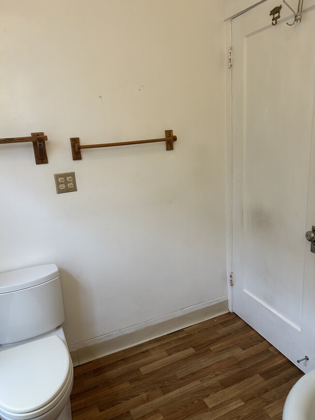 Plenty of space in bathroom - 2315 Ward St