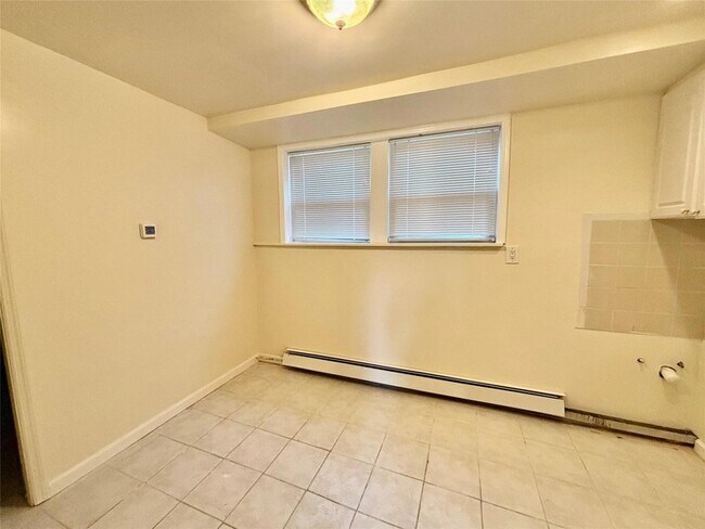Building Photo - 5 Elm St