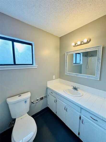 Building Photo - 697 Chatsworth Dr